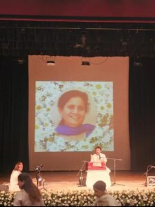 Charan Ji offered soul-stirring bhajans in remembrance of Lord Krishna, Lord Ram, and Lord Shiva, invoking divine grace and presence.