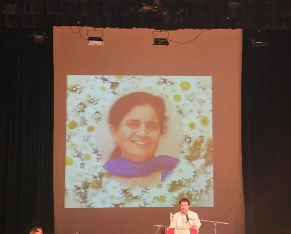 Charan Ji offered soul-stirring bhajans in remembrance of Lord Krishna, Lord Ram, and Lord Shiva, invoking divine grace and presence.